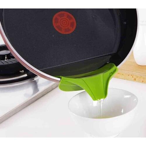 Creative Anti-spill Silicone Slip On Pour Soup Spout Funnel for Pots Pans and Bowls and Jars Kitchen Gadget Tools