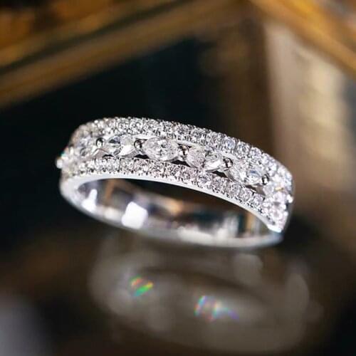 Huitan Fashion Luxury Wedding Bands Women Finger Rings Simple Design Crystal Cubic Zirconia Engagement Rings Statement Jewelry