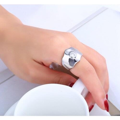 Fashion Titanium Steel CZ Crystal Ring Handwear for Women with Index Finger Jewelry in Europe and America Trendy Fashion LR1080