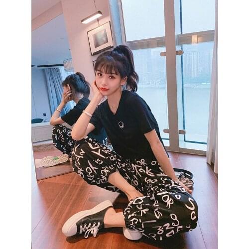 Cool Girls wear a hip-hop suit with a high-waisted black T-shirt and a new Korean Haren pants two-piece set for summer 2021