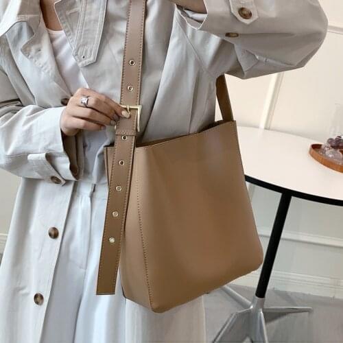 Autumn2021new European and American Niche Design Texture Bucket Bag Commuter Versatile Large-capacity One-shoulder Messenger Bag