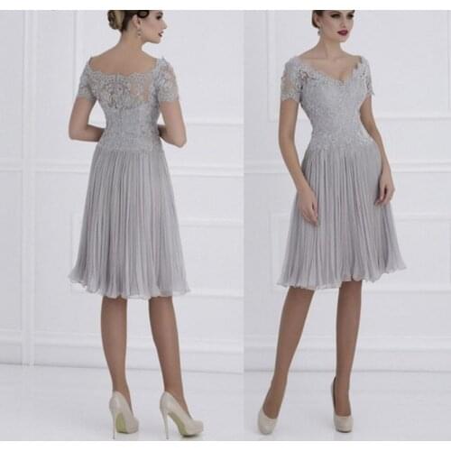 New Silver Mother of the Bride Groom Dresses 2021 for Summer V-Neck Lace Ruffles Knee Length Godmother Wedding Party Gowns