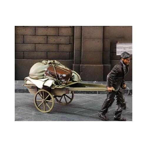 1/35 ancient man with Evacuee Pulling Cart Resin figure Model kits Miniature gk Unassembly Unpainted