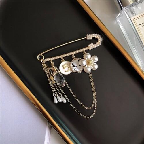 Retro Vintage Small Fragrance 5 Word Badge Tassel chain Brooch Water Fur Fabric Coat Flower Pearl Pin Female Brooches