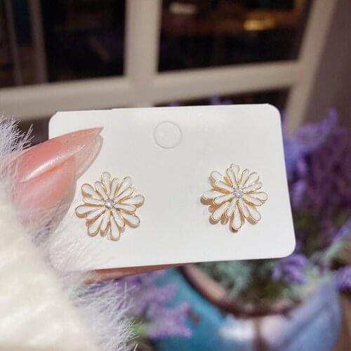 Korean temperament small fresh flower earrings female simple and compact net red all-match earrings