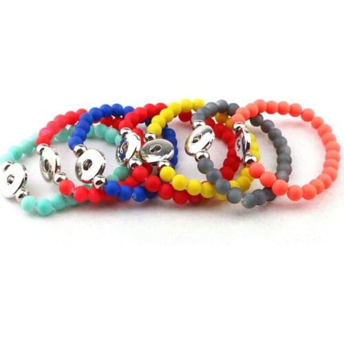 Factory wholesale 50pcs/lot Mix colors 8mm Beads Elastic Bracelets Fashion Women Girls 18mm Metal Snap Button Charm Bracelets