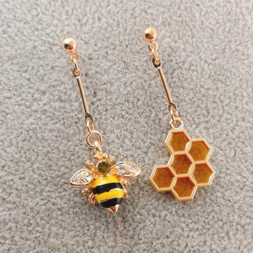 Fashionable honeycomb hexagonal enamel earrings, honeycomb bee irregular earrings, simple and elegant geometric earrings