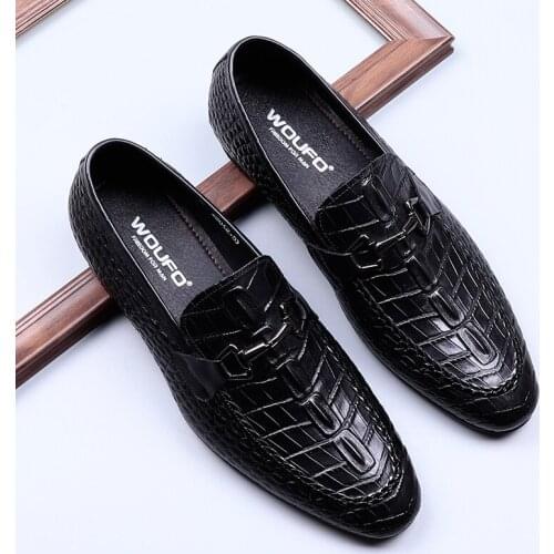 Fashionable mens leather shoes, embossed cowhide, comfortable driving wear, soft leather surface, breathable, casual