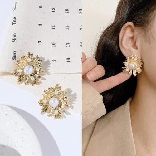 Fashion elegant simulation pearl women earrings statement gold color seaweed flower design geometric metal stud earrings Jewelry
