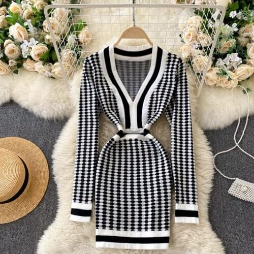 2021 long-sleeved slim slimming black and white plaid feminine hip skirt New style knitted dress V-neck