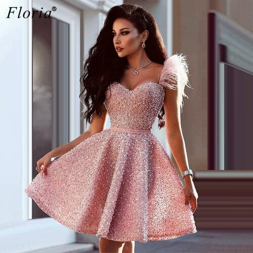 Dubai Pink Pearls Cocktail Dresses Sweetheart Beading Prom Dresses Women Party Night Mini Vestidos De Fiesta Feathers Robes