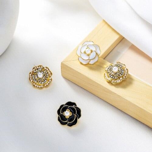 2021 New French Creative AB Camellia Earrings Vintage Elegant Charm Rose Earrings Ladies Asymmetric Earrings Jewelry Gift