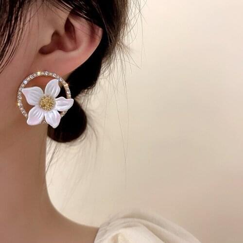 New Arrival Trendy Shell White Lily Flower Imitation Pearl Round Stud Earrings For Women Fashion Sweet Crystal Jewelry