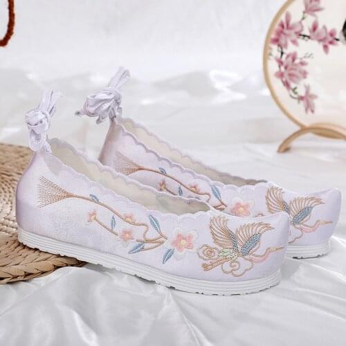 New Hanfu shoes, embroidered shoes, womens antiquity shoes, heightened Chinese elements, ancient bow shoes