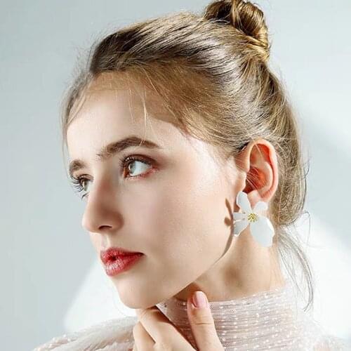 2019 New Korean Earrings Fresh And Lovely Fashion Exaggerated Metal Petals Womens Earrings Suitable For Winter Girls Jewelry