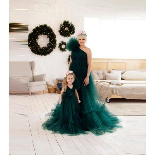 New In Green Mother And Kids Tulle Dressing Gowns One Shoulder Puffy Ruffles Custom Made Long Fluffy Mom And Me Tulle Dresses
