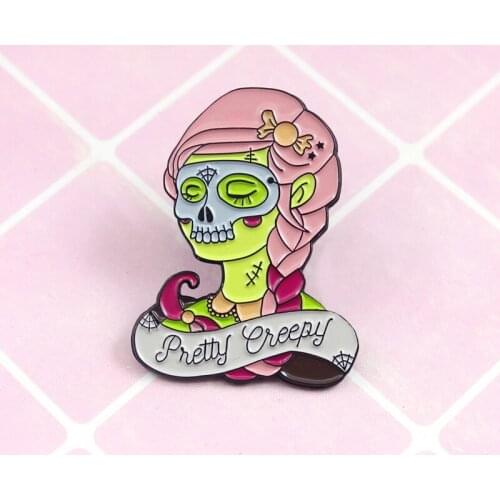 La spilla con teschio "PRETTY CHEERY" distintivo con scheletro della ragnatela emette un bellissimo fantasma nella penombra