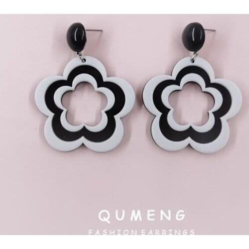 Yiwu QUMENG Fashion Young Ladies Jewelry Black And White Contrast Color Flower Trend Acrylic Drop Earrings Wholesale