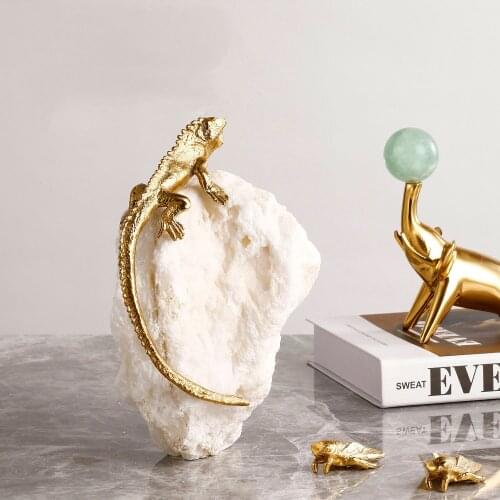 Modern Golden Brass Lizard Crawling On Natural White Crystal Stone Crafts Desktop Ornaments For Office Home Decor Crafts Gift