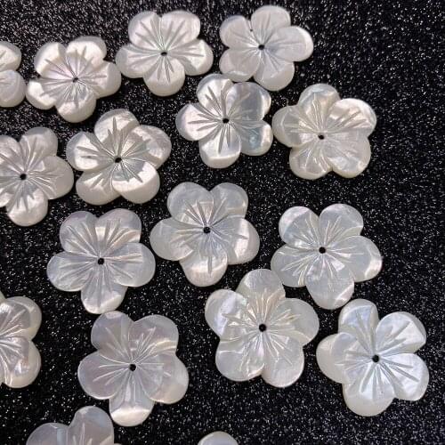 2pcs Natural White Shell Beads Flower Petals Shape Charms Shell Beads for Diy Women Earring Jewelry Making Size 10 12 15 18 20mm