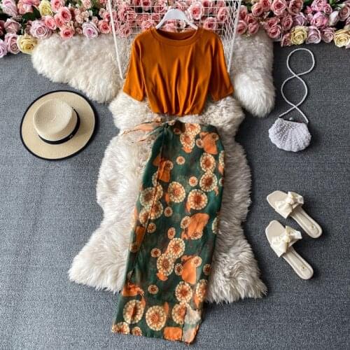 2021 Summer Womens Two Piece Set High Waist Split Printed Beach Skirt and Short Sleeve Round Neck Orange T-Shirt Female Suits