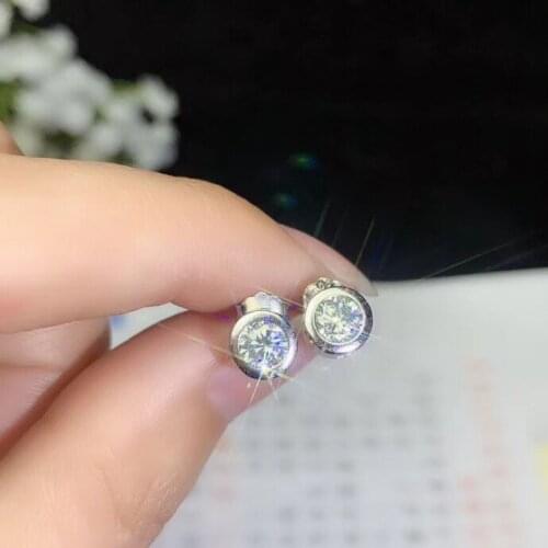 Moissanite Now the worlds most popular jewelry 925 Sterling silver, classic design, girl ear nails, fashion design