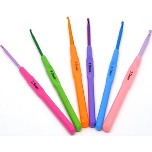 DoreenBeads 2.5mm-5mm Aluminum & Plastic Crochet Hooks Random Color Knitting Needles Best Gifts for Mom 14cm(5 4/8") long, 1 PC