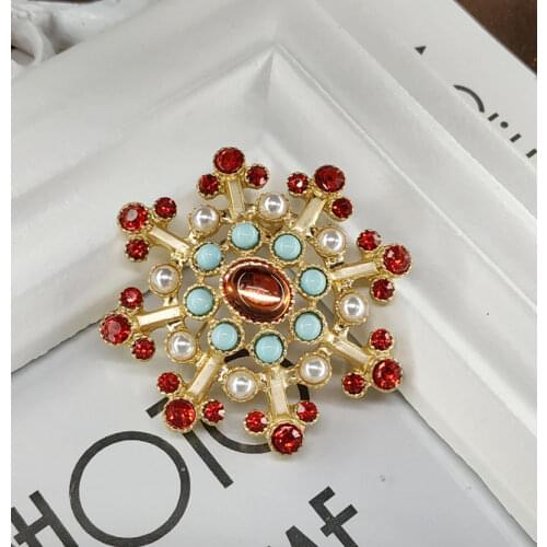 Qingdao European and American fashion antique style retro inlaid pearl matte gold snowflake popular female Brooch